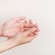 Por qué se hinchan las manos y pies: 14 causas y qué hacer