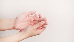 Inchaço nas mãos e dedos: 13 principais causas e o que fazer