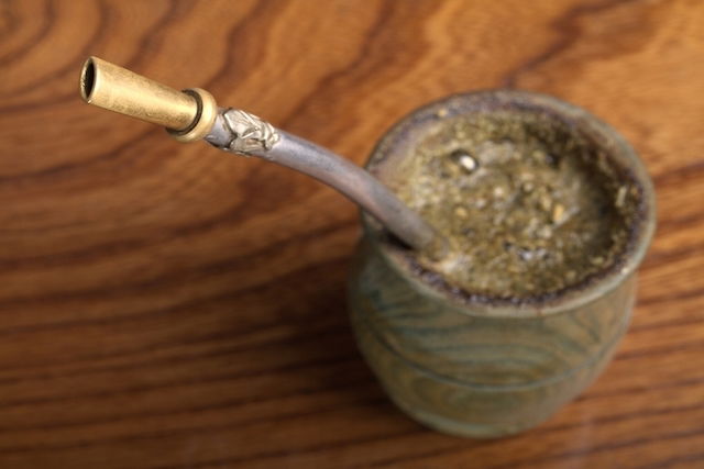 Yerba Mate: 9 Health Benefits, How to Make & Side Effects - Tua Saúde