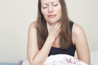 O que tomar para dor de garganta: remédios e opções caseiras