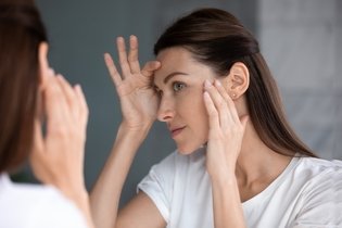 6 causas de mancha branca no rosto e o que fazer