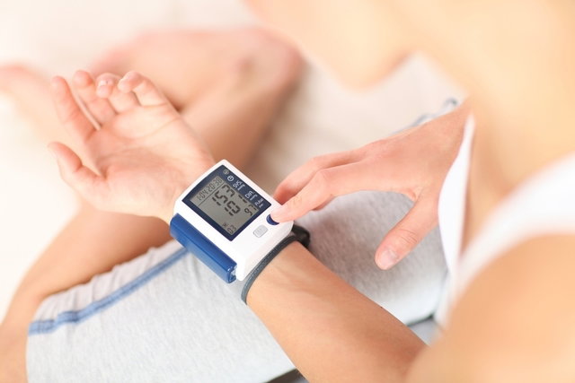 Pastillas para bajar la presión arterial y una máquina para medir la presión  arterial.