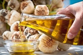 7 Garlic Benefits for Your Health (plus Nutritional Info, Recipes & More)