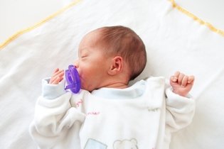 Imagen ilustrativa del artículo Leche de bruja: ¿Es normal que salga leche del pecho del bebé?