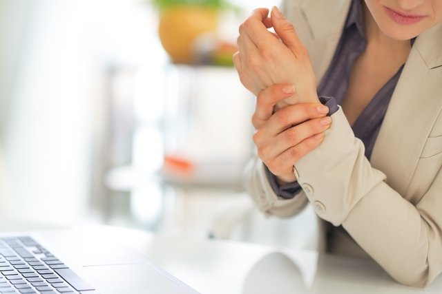 8 exercícios para artrite (nas mãos, ombro ou joelho)