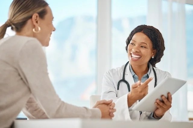 Mujer conversando con la médica 