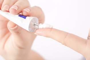 Melhores pomadas para herpes labial (e como usar)
