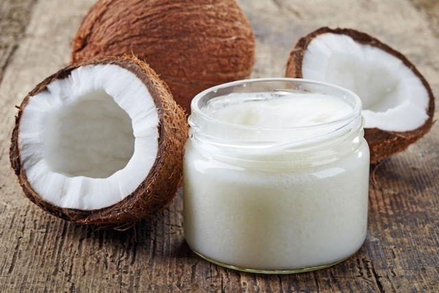 Cómo se aplica el aceite de coco en el cabello y para qué sirve