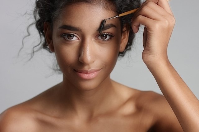 Como fazer maquiagem: dicas e passo a passo - Tua Saúde