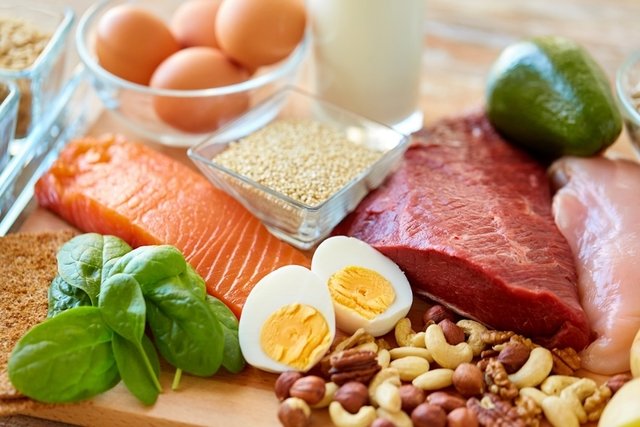 Alimentos con treonina: salmón, huevos y carnes