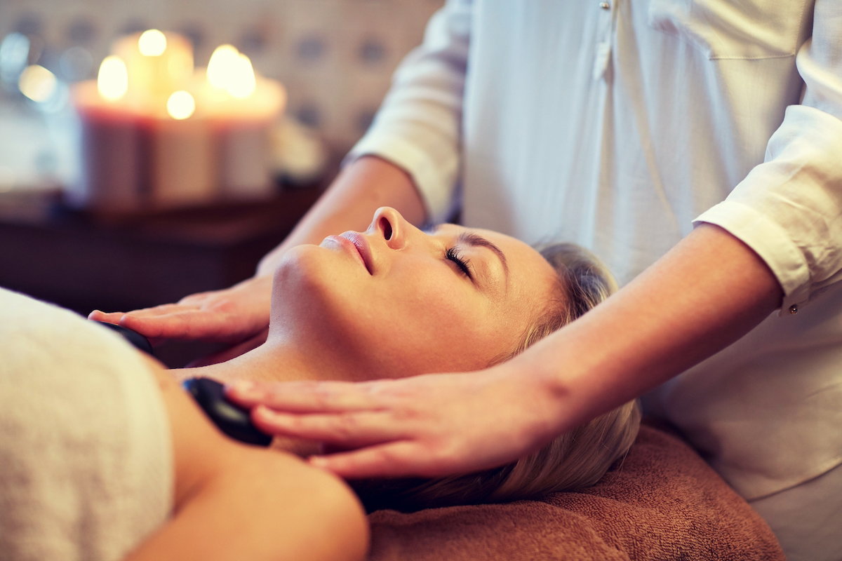 Massagem Com Pedras Quentes 12 Benefícios E Como Fazer Tua Saúde