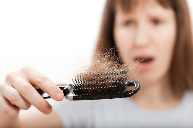 Queda de cabelo: 7 causas comuns (e o que fazer) - Tua Saúde