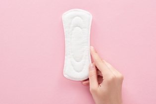 Corrimento antes da menstruação: 10 causas e o que fazer