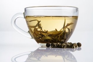 Imagem ilustrativa do artigo 10 benefícios do chá branco (e como fazer)