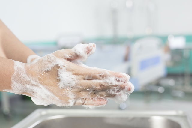 Mulher lavando as mãos com água e sabão após mordida de rato