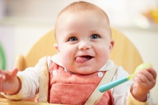 Refluxo em bebê: o que é, sintomas, causas e tratamento