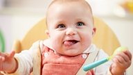 Sintomas de refluxo em bebê, principais causas e tratamento