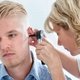 Qué puede causar secreción en el oído y cómo tratar