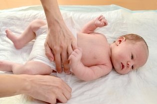 Fezes escuras no bebê: 7 principais causas e o que fazer
