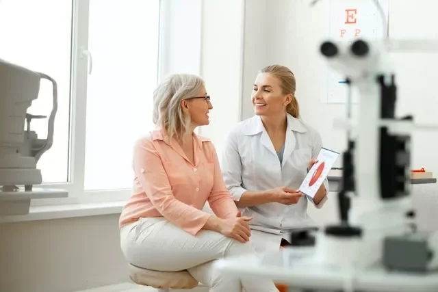 Mujer visitando a su oftalmóloga para un examen de la vista