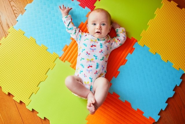 Bebé de 7 meses: peso, sueño y desarrollo - Tua Saúde