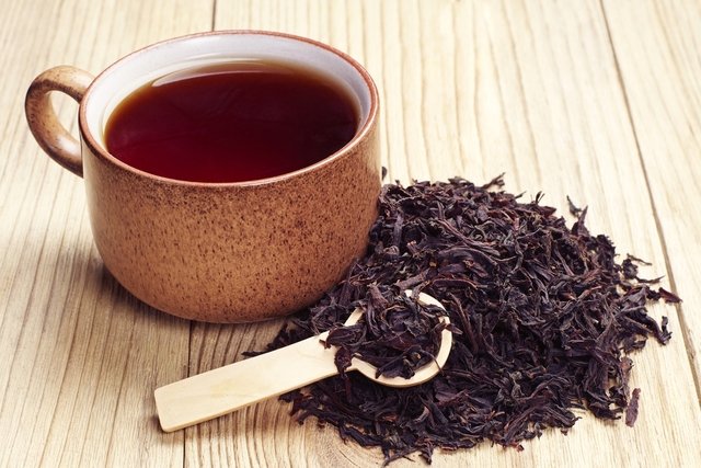 10 beneficios del té negro, para qué sirve y cómo prepararlo - Tua Saúde