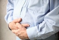 Douleur au ventre gauche: 9 principales causes (et que faire)