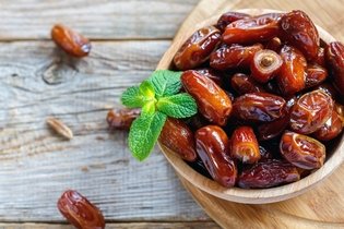 Dates: 10 Amazing Benefits & How to Eat Them