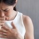 Engasgar com a saliva: por que acontece e o que fazer