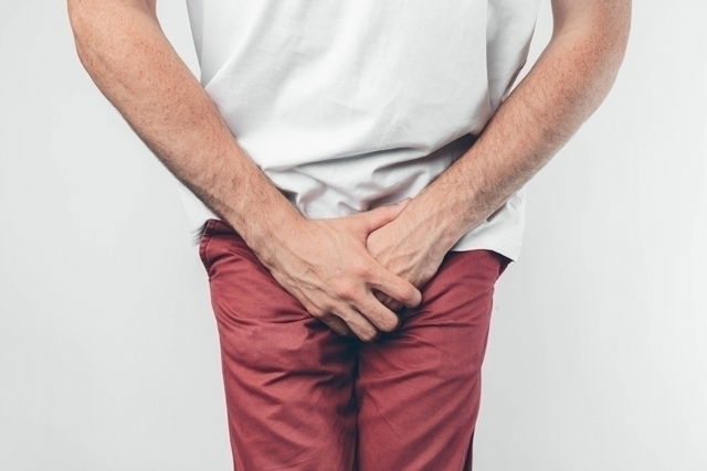 Can left testicle pain result from wearing tight pants?