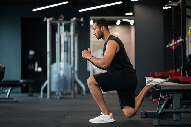 AGACHAMENTO SUMÔ COM BARRA NAS COSTAS, TREINO DE PERNAS, EXERCÍCIO DE  AGACHAMENTO