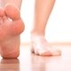 Pés e tornozelos inchados: 10 principais causas e o que fazer