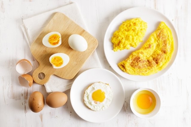 Diferentes tipos de huevos: sancochado, frito y revuelto
