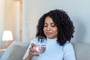 10 benefícios da água para a saúde (com receitas saborosas)