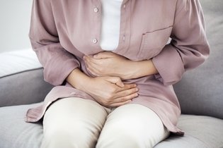 Dor no estômago: 10 principais causas (e o que fazer)