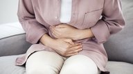 Dor no estômago: 7 principais causas (e o que fazer)