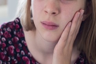 Dor na mandíbula: 6 principais causas e o que fazer