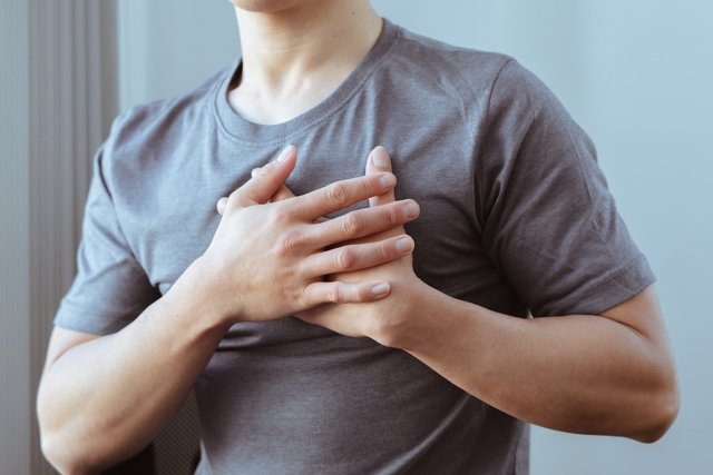 ما الذي يمكن أن يسبب آلام الثدي عند الرجال؟