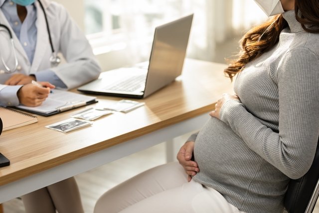 Mujer embarazada en el consultorio médico