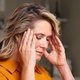 Dor de cabeça constante: 10 causas (e o que fazer)