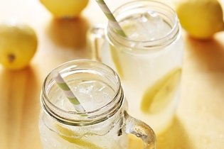 Água com limão realmente emagrece?