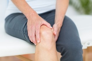 Dor no joelho: 11 causas comuns (e o que fazer)