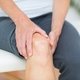 Dor no joelho: 11 causas comuns (e o que fazer)