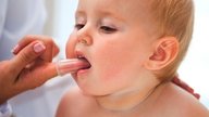Como limpar a língua a a boca do bebê