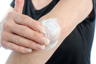 Illustrative image of the article How to Get Rid of Dark Elbows: 5 Home Remedies to Try