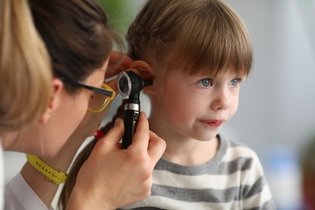6 passos para limpar o ouvido do bebê