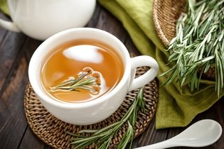 Chá de alecrim: benefícios, como fazer e contraindicações