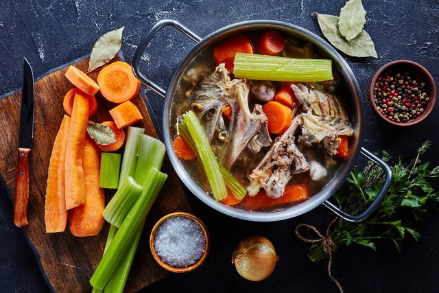 Caldo de ossos: 7 benefícios e como fazer (com receitas)