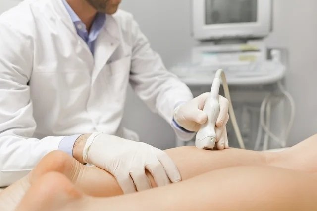 Médico haciendo ultrasonido a mujer con trombosis venosa