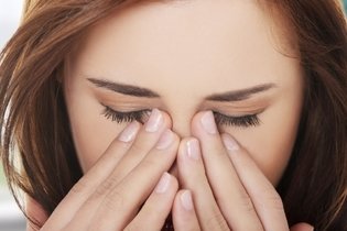 Olho lacrimejando: 13 causas comuns (e o que fazer)